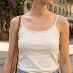 Top &agrave; fines bretelles MAYFLOWER LINNA2 &eacute;cru la douceur d une broderie en coton pour illuminer votre 