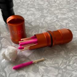 Allumettes de survie dans un &eacute;tui m&eacute;tal &eacute;tanche ultra solide.( 15 allumettes temp&ecirc;te)