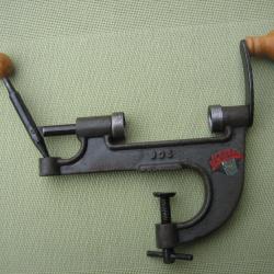 Tr&egrave;s solide sertisseur cal 12 Januel vendu par Manufrance pour sertir les douilles de 65 &agrave; 76 mm