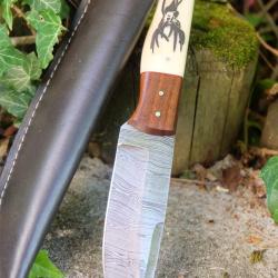 Couteau de Chasse Damas Lame 256 Couches Manche OS Scrimshaw Cerf Deer Fabr Artisanale Etui Simili