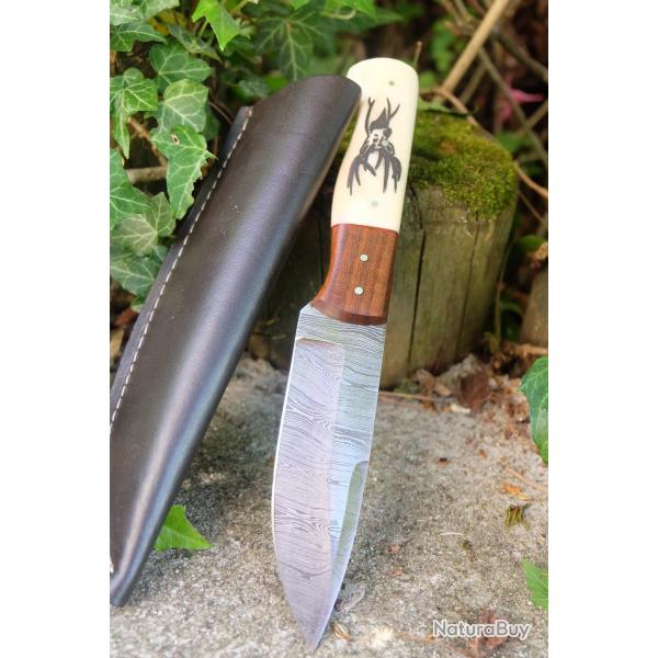Couteau de Chasse Damas Lame 256 Couches Manche OS Scrimshaw Cerf Deer Fabr Artisanale Etui Simili