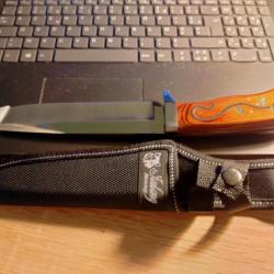 un poignard Columbia lame Acier tr&egrave;s Jolie manche