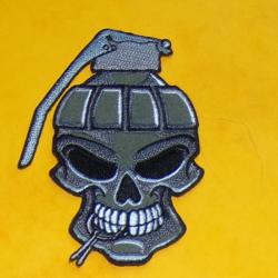 TISSU PATCH : TETE DE MORT AVEC GOUPILLE , DIMENSION 8,5 CM , BON ETAT VOIR PHOTO . POUR TOUT RENSEI