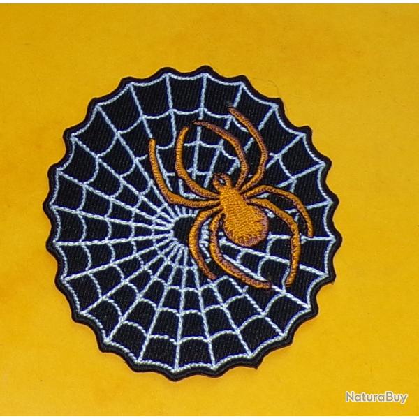 TISSU PATCH : TOILE AVEC ARAIGNEE , DIAMETRE 9 CM , BON ETAT VOIR PHOTO . POUR TOUT RENSEIGNEMENT ME