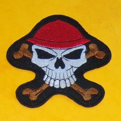 TISSU PATCH : TETE DE MORT AVEC CASQUE ROUGE , DIAMETRE 8 CM , BON ETAT VOIR PHOTO . POUR TOUT RENSE