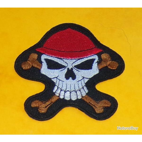 TISSU PATCH : TETE DE MORT AVEC CASQUE ROUGE , DIAMETRE 8 CM , BON ETAT VOIR PHOTO . POUR TOUT RENSE