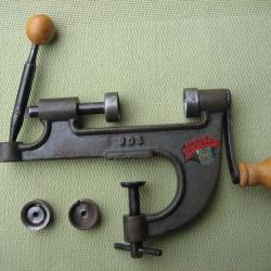 Gros sertisseur cal 12 et 16 bon &eacute;tat marque Januel vendu par Manufrance pour sertissages 65 &agrave; 76 mm