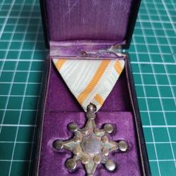 Ordre du Tr&eacute;sor Sacr&eacute; 8&egrave;me Classe - Argent - Japon Imp&eacute;rial - &Eacute;crin Laque