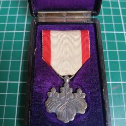 Ordre du Soleil Levant 8&egrave;me Classe - Argent - Japon Imp&eacute;rial - &Eacute;crin Laque