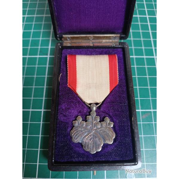 Ordre du Soleil Levant 8�me Classe - Argent - Japon Imp�rial - �crin Laque