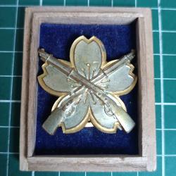 Rare Insigne de Tireur 2nd Classe - Arm&eacute;e Imp&eacute;riale Japonaise - Bo&icirc;te Bois