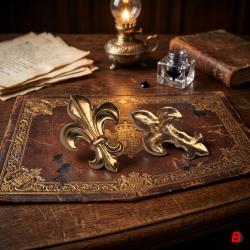 Fleur de Lys dor&eacute;e en m&eacute;tal - Fixation de type pin's Hauteur : 30 mm