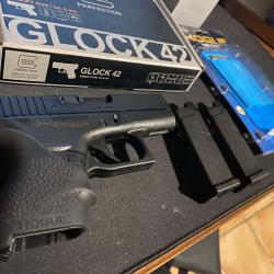 Glock 42  Umarex neuf avec un chargeur neuf suppl&eacute;mentaire ainsi qu'un grip Hogue noir