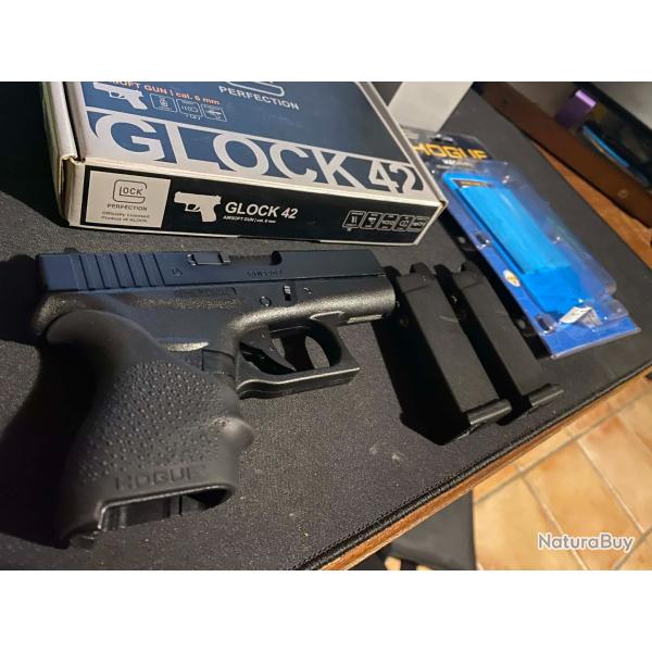Glock 42  Umarex neuf avec un chargeur neuf suppl�mentaire ainsi qu'un grip Hogue noir