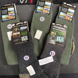 lot de 3 magnifique chaussettes + deux chaussons a vendre aux ench&egrave;res d&eacute;stockage chasse ench&egrave;re 200
