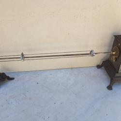 ANCIEN TOURNE BROCHE DE CHEMIN&Eacute;E SON TR&Eacute;PIED ET UNE BROCHE A GRIVE