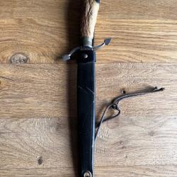 Dague, poignard type b&eacute;ret rouge, variante avec manche pied de biche, achat de foyer ou armurerie.