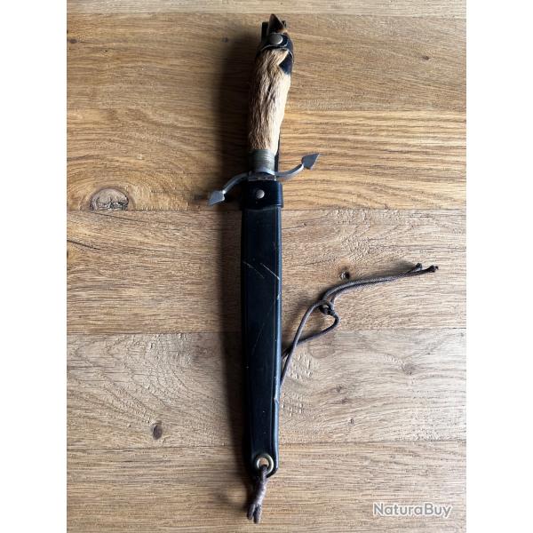 Dague, poignard type b�ret rouge, variante avec manche pied de biche, achat de foyer ou armurerie.