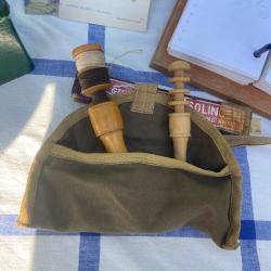 2 cousettes de poilus en bois,  dont une garnie, dans pochette d'origine