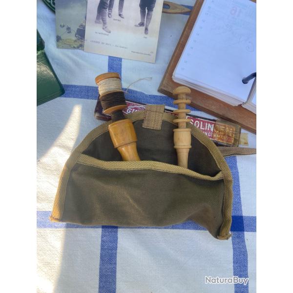 2 cousettes de poilus en bois,  dont une garnie, dans pochette d'origine