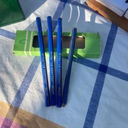 4 crayons bleus &laquo;&nbsp; Le Montyon&nbsp;&raquo;  gendarmerie, 3 neufs et un usag&eacute;