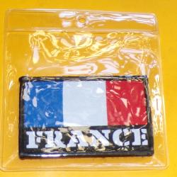 TISSU AVEC VELCRO DRAPEAU FRANCE   , DIMENSION 8 CM X 5 CM ,  ETAT NEUF VOIR PHOTOS . POUR TOUT RENS