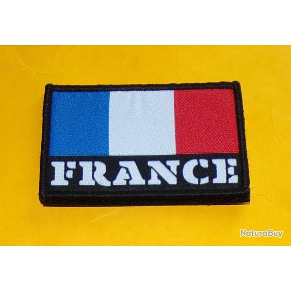 TISSU AVEC VELCRO DRAPEAU FRANCE   , DIMENSION 8 CM X 5 CM ,  ETAT NEUF VOIR PHOTOS . POUR TOUT RENS