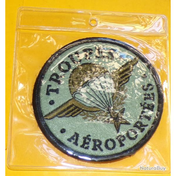 TISSU AVEC VELCRO TROUPES AEROPORTEES  , DIMENSION 8 CM ,  ETAT NEUF VOIR PHOTOS . POUR TOUT RENSEIG