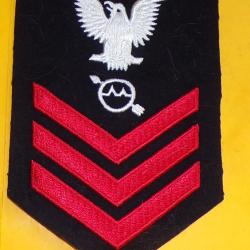 ARMEE AMERICAINE U.S :&nbsp; U.S NAVY TISSU AVEC GALONS  , BON ETAT VOIR PHOTOS . POUR TOUT RENSEIGNEMENT