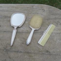 Ancien n&eacute;cessaire de toilette 3 pi&egrave;ces en argent alpaca &agrave; d&eacute;cor de fleurs & feuillages - (Vers 1900)