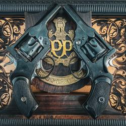 Superbe paire de WEBLEY Pocket Mk III cal. .38 S&W, avec PV Saint-&Eacute;tienne, coffret type livre Atlas