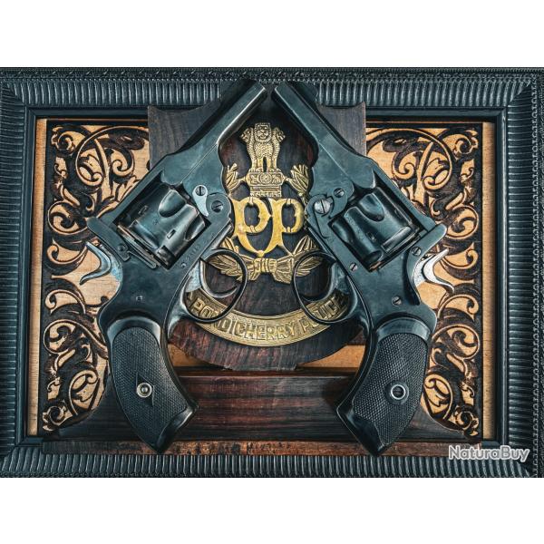 Superbe paire de WEBLEY Pocket Mk III cal. .38 S&W, avec PV Saint-�tienne, coffret type livre Atlas
