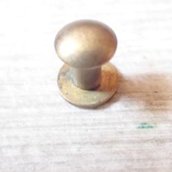 Boutons dor&eacute;s / rivets de bretelle, ou jugulaire de casque (2)