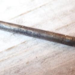 Axe, goupille pour hausse de Rubin Schmidt suisse. L : 21,4 mm. &Oslash; 2,5 mm