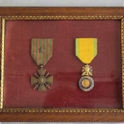 14/18  m&eacute;dailles, boutons, bidon la classe, et casque miniature sign&eacute; .