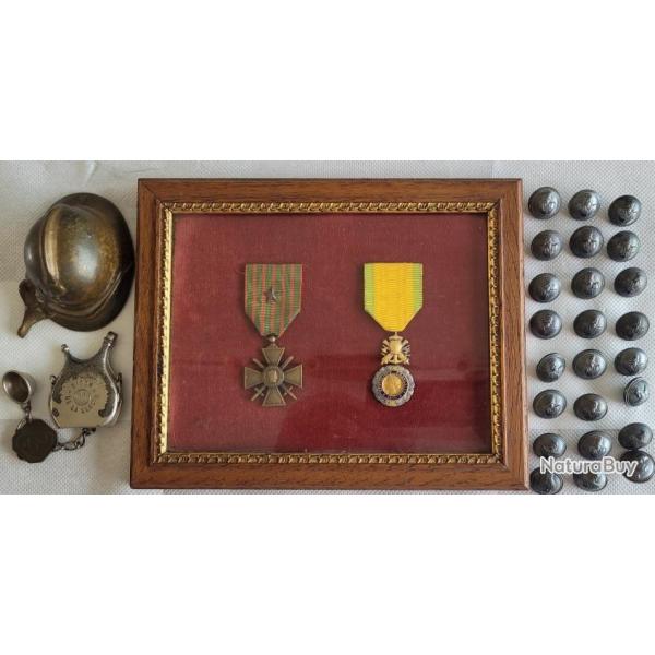 14/18  m�dailles, boutons, bidon la classe, et casque miniature sign� .