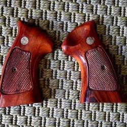 Vends poign&eacute;e d'origine pour S&W MOD 19 et toutes carcasses K