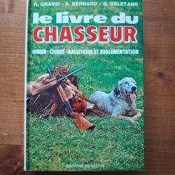 LE LIVRE DU CHASSEUR 1977 ETAT PROCHE DU NEUF
