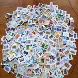 " FOURBRICABRAC" DE TIMBRES POSTES ACCUMULES DEPUIS 2009 DANS UNE BOITE POUR PHILATELISTES COURAGEUX