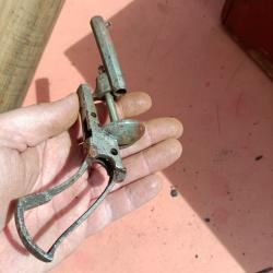 Carcasse de petit revolver a broche