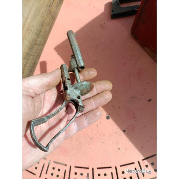 Carcasse de petit revolver a broche