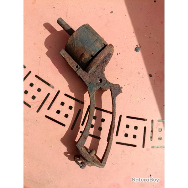 �pave de revolver a broche