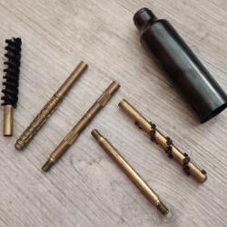Jeu d'outils, &eacute;couvillons de nettoyage pour pistolet 9 mm. Couvercle marqu&eacute; ERLA mais pas dat&eacute; !
