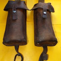 ARMEE SUISSE :LOT DE 2 CARTOUCHIERES  EN CUIR MODELE LONG AVEC UNE SANGLE POUR LES RELIER , MODELE D