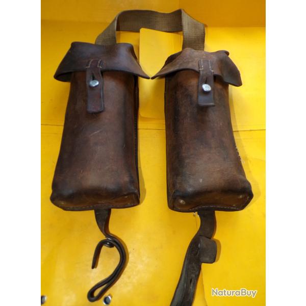 ARMEE SUISSE :LOT DE 2 CARTOUCHIERES  EN CUIR MODELE LONG AVEC UNE SANGLE POUR LES RELIER , MODELE D