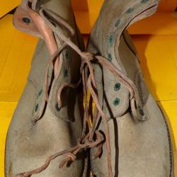 BRODEQUINS DE MARCHE DE L'ARMEE FRANCAISE de 1952 , POINTURE 39 , A NOTER LES OEILLETS SONT OXYDES ,