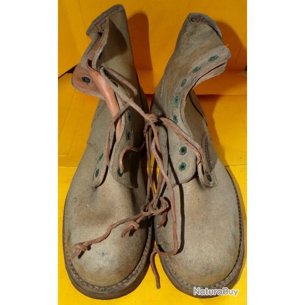 BRODEQUINS DE MARCHE DE L'ARMEE FRANCAISE de 1952 , POINTURE 39 , A NOTER LES OEILLETS SONT OXYDES ,