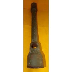 CLE POUR DEMONTAGE DES BOULONS DE ROUE DE VEHICULE G.M.C POIDS TOTAL 2 KILOS  ,BON ETAT  VOIR PHOTOS