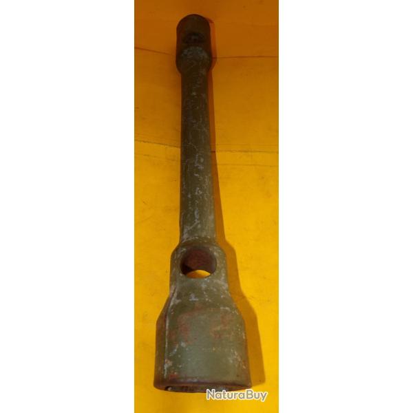 CLE POUR DEMONTAGE DES BOULONS DE ROUE DE VEHICULE G.M.C POIDS TOTAL 2 KILOS  ,BON ETAT  VOIR PHOTOS