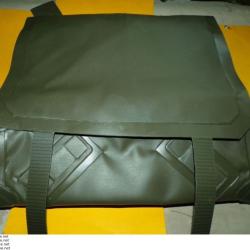 MUSETTE MILITAIRE EN PLASTIQUE  DE L'&nbsp;ARMEE DES PAYS BAS&nbsp;DE 1990 AVEC SANGLE DE 1991 ,DIMENSION LONG